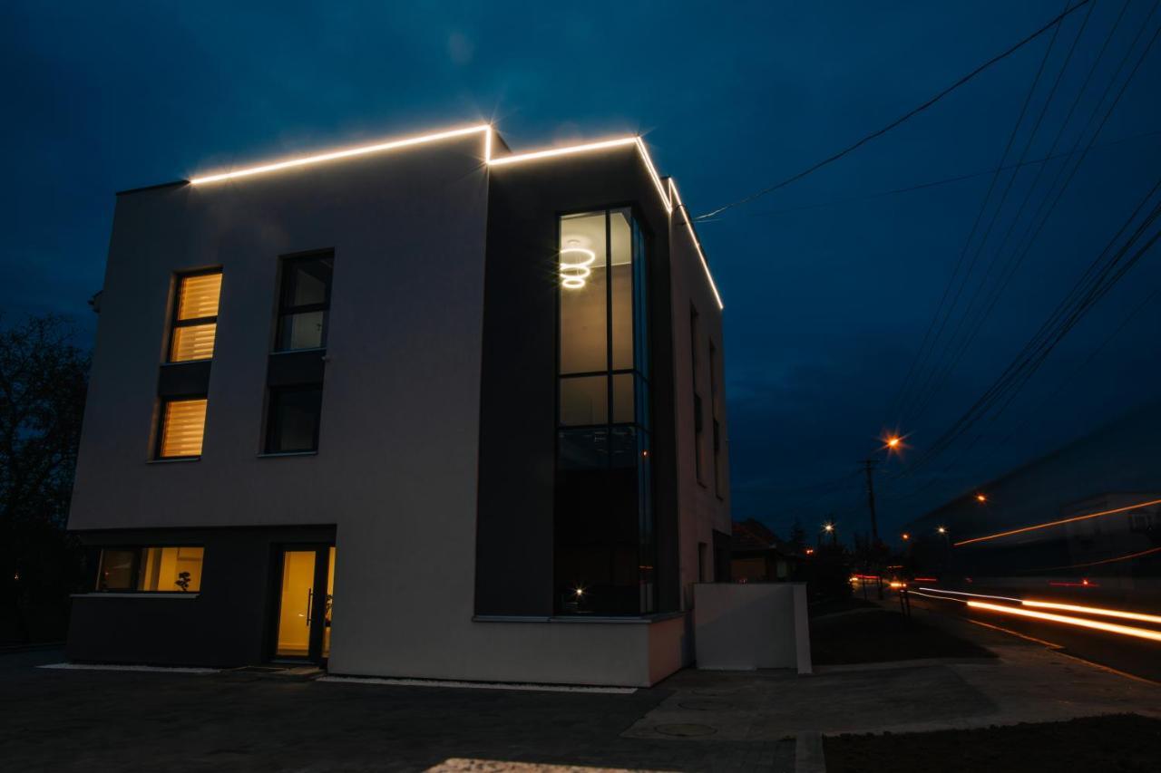 The Butterfly Hotel Sîngeorgiu de Mureş Buitenkant foto